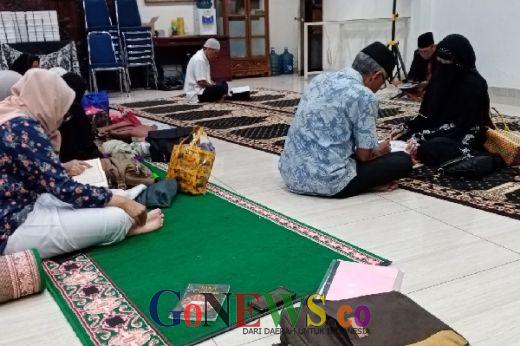 Puluhan Orang Dewasa Belajar Cerdas Baca Al-Quran di ASA Center