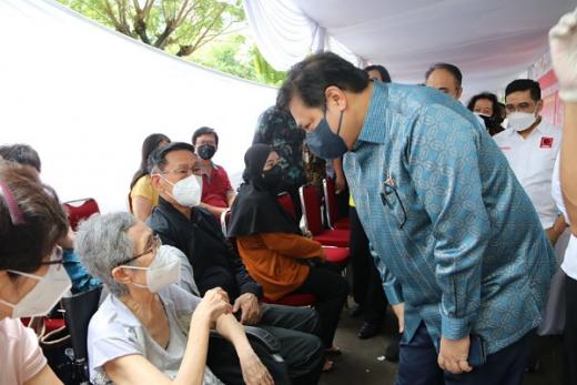 Pastikan Vaksinasi Berjalan Baik, Menko Airlangga Tinjau Vaksinasi di Gedung Indofood