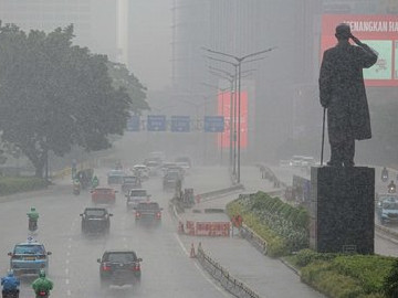 Hujan Lebat Disertai Angin Kencang Diprakirakan Landa Jabodetabek Hari Ini