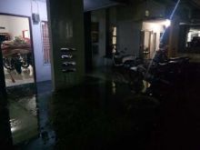 Gara-gara Banjir, Warga di Perumahan La Tulipe Panam Sampai Evakuasi Sepeda Motor