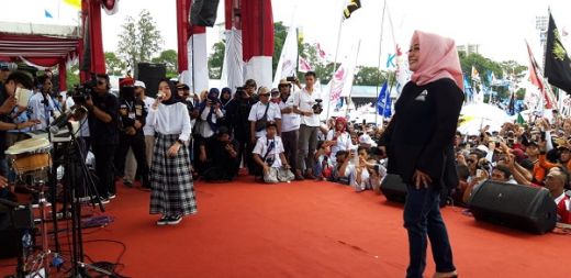 Ribuan Pendukung Prabowo-Sandi di Solo Bersalawat dengan Nissa Sabyan