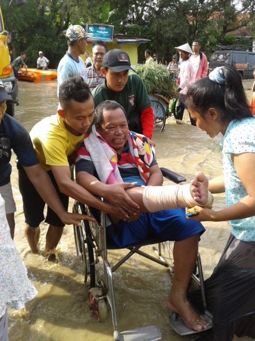 Gelontorkan Ratusan Juta Rupiah, Kemensos Mulai Salurkan Bantuan Korban Banjir di Indramayu