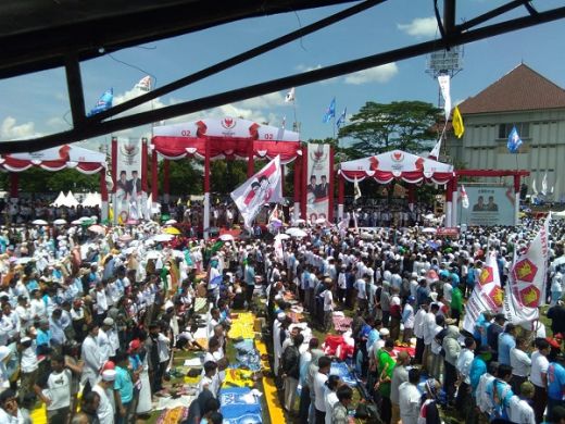 Tunggu Prabowo, Ribuan Pendukung Gelar Salat Zuhur Berjamaah di Stadion Sriwedari