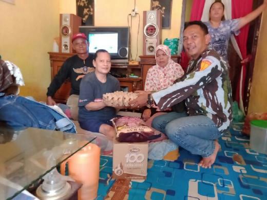Prihatin Dampak Corona, DPD IPK Riau Serahkan Bantuan Sembako ke Warga Kurang Mampu