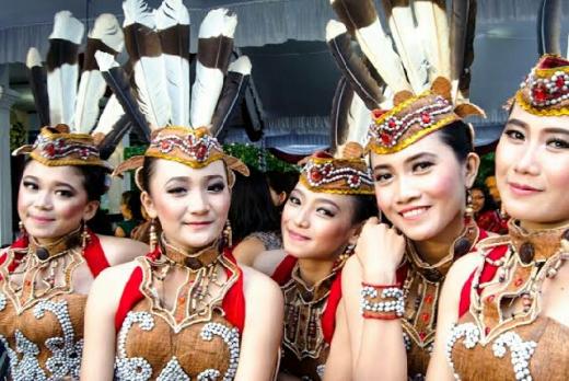 Salah satu suku yang ada di indonesia adalah suku dayak. dari manakah suku dayak berasal?