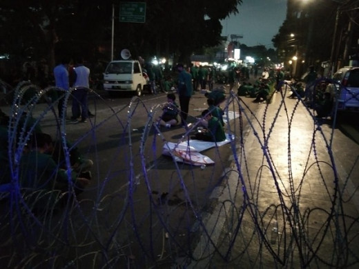 Tolak Jokowi 3 Periode! Mahasiswa Geruduk Istana Bogor Hingga Malam