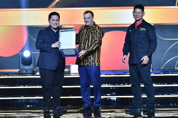 President UTS dan AIMS Stephan Fox Beri Penghargaan Order of Merit buat Menpora Erick Thohir