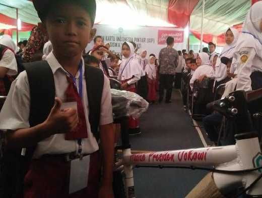 Terima Sepeda dari Jokowi, Veri, Anak Yatim Cerdas dari Tasikmalaya Ini Tak Kuasa Menahan Air Mata: Ini Buat Kakak Saya