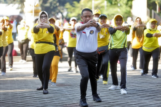Menpora Amali Senam Bersama Pegawai Kemenpora dan Komunitas Olahraga Masyarakat