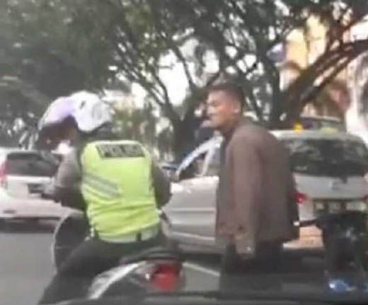 Mendadak Viral, Video Oknum TNI Ngamuk dan Pukul Helm Anggota Polantas di Pekanbaru
