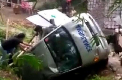 Gegara Sopir Rogoh Botol Minuman, Ambulans Bawa Jenazah Nyemplung Jurang