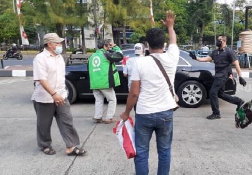 Diteriaki Warga yang Antre Sembako, Jokowi Cuma Dadah-dadah dari dalam Mobil