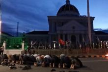 Palopo Masih Demo, Massa dan Aparat Berjamah Shalat Maghrib