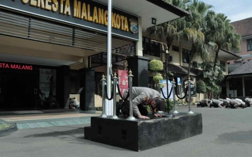 Minta Maaf Tragedi Kanjuruhan, Kapolresta dan Polisi di Malang Sujud Massal
