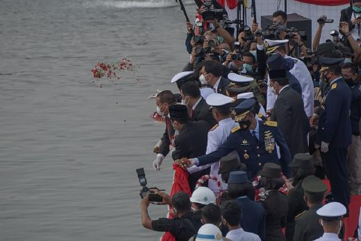 Hari Pahlawan Nasional, Puan Pimpin Tabur Bunga di Muka Laut Teluk Jakarta