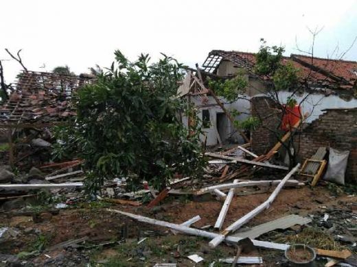 Diterjang Puting Beliung, Ratusan Rumah Rusak di Rancaekek Bandung