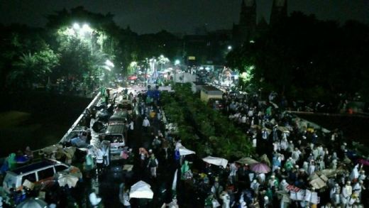 Hujan Deras Seakan Tak Jadi Penghalang, Massa Aksi 112 Terus Padati Masjid Istiqlal