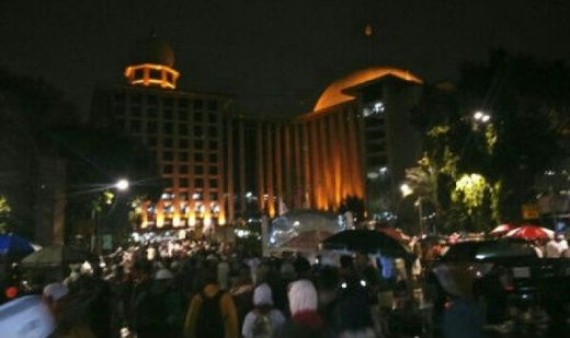 Ribuan Jamaah Aksi 112 Tak Kuasa Bendung Air Mata Saat Berzikir Dipimpin Ustaz Arifin Ilham