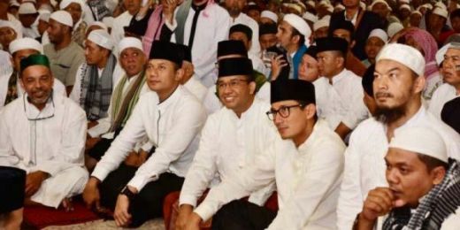 Usai Shalat Subuh Berjamaah di Masjid Istiqlal, Cagub DKI Anies dan Agus Berpegangan Tangan