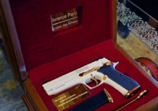 Diluar Kebiasaan, Prabowo Berikan Cinderamata Berupa Pistol Buatan Pindad ke Florence Parly