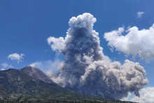 Gunung Merapi Muntahkan Awan Panas, Potensi Bahaya hingga 7 Kilometer