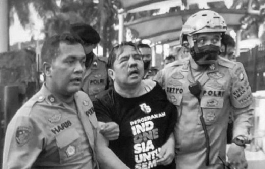 Datang ke DPR RI, Ade Armando Babak Belur Dipukuli Massa