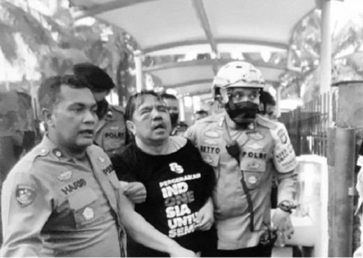 Sebelum Babak Belur, Ade Armando Sempat Cekcok Lawan Emak-emak Pendemo