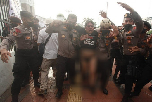 Lindungi Ade Armando, Sejumlah Polisi Terkena Sasaran Lemparan dari Massa Demo