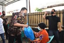 Bamsoet Berikan Sembako ke Veteran dan Warakawuri TNI dan Polri