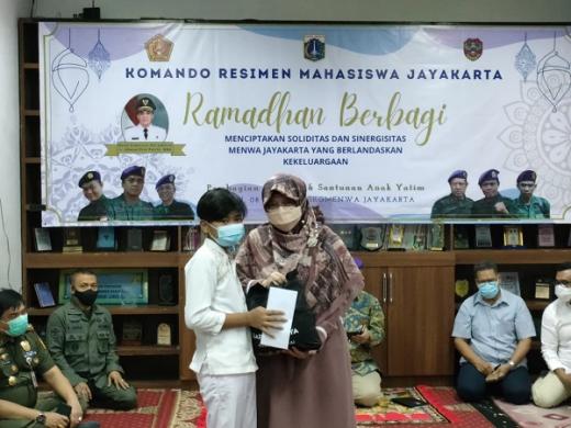 Gandeng Menwa Jayakarta, Legislator PKS Berbagi Santunan dan Paket Lebaran bagi Dhuafa