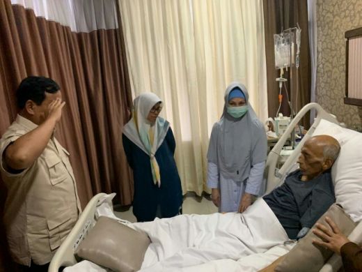 Jenguk di RSPAD, Prabowo Doakan Jenderal George Toisutta