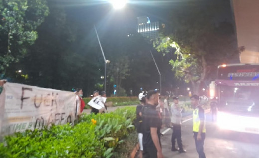 Hadang Bus Thailand dan Vietnam, Suporter Timnas Indonesia U-19 Bentangkan Spanduk AFF Mafia
