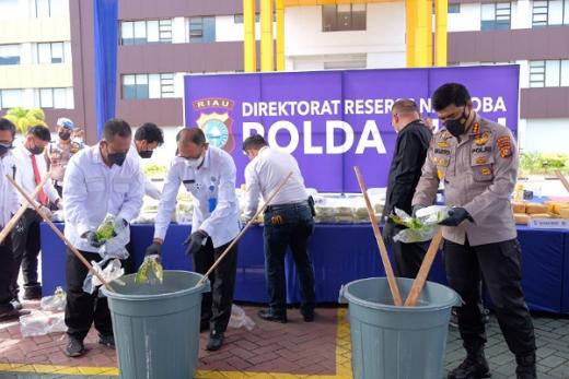 Polda Riau Musnahkan Sabu dan Ekstasi dari 10 Jaringan Narkoba