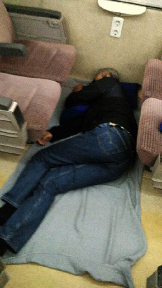 Kepergok Tidur di Lantai Gerbong Kereta, Ini Penjelasan Gubernur Jawa Tengah Ganjar Pranowo Soal Fotonya Yang Heboh di Medsos