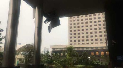 Cuaca Ekstrim di Jakarta, Plafon Lobi Gedung KPK Jebol