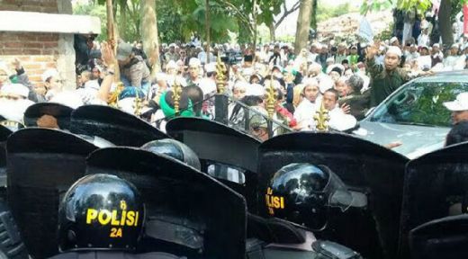 Ribuan Massa FPI Sambut Kedatangan Rizieq Shihab di Mapolda Jabar
