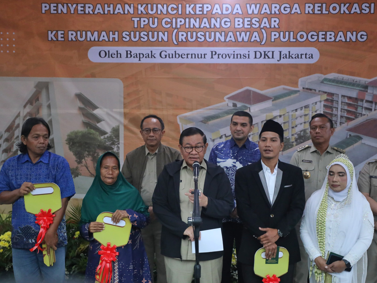 ‎Pram Serahkan Kunci Rusun Pulo Gebang untuk Warga Relokasi TPU Kebon Nanas