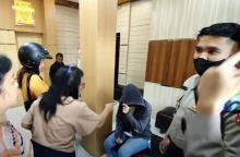 Oknum Polisi Doyan Selingkuh Digerebek Istri dengan Mahasiswi, Pelakor Lari ke Toilet