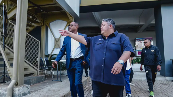Keakraban Patrick Kluivert dengan Pelatih Dewa United FC