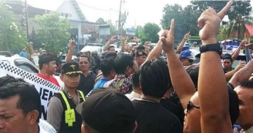 Blokade Jalan, Massa Jokowi-Maruf Rangsek Mobil Sandiaga
