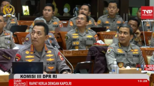 Rapat Komisi III DPR Terhenti Gegera Seorang Wanita Berteriak dari Atas Balkon: Mohon Izin Pak Kapolri, Saya Korban!