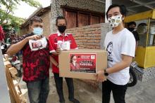 Di Solo, Gibran Bersama Relawan Salurkan Bantuan Ribuan Masker dari Puan Maharani