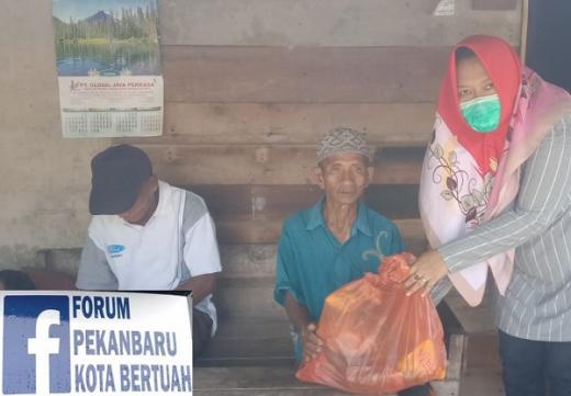 Tak Berhenti Berbagi, Forum Pekanbaru Kota Bertuah Kembali Salurkan Paket Sembako ke Warga Miskin