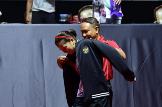 Menpora Amali Beri Jaket yang Dikenakannya Sebagai Tanda Kenangan di Terstimonial Day Greysia Polii