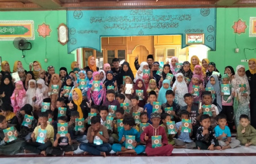 Sambangi Kabupaten Kampar, Forum Pekanbaru Kota Bertuah Bagikan Puluhan Alquran ke Anak-anak