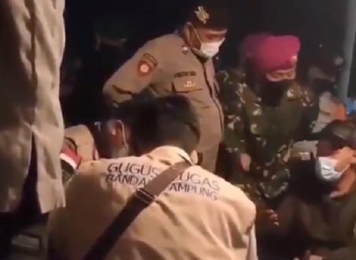 Dibentak Polisi saat Razia PPKM, Pedagang Ngamuk: Bapak Masih Gajian, Saya Nggak Buka Gak Makan!
