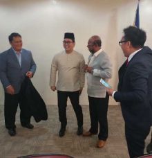 Ketika Anggota DPD RI dan Parlemen Filipina Saling Tukar Haji dan Peci