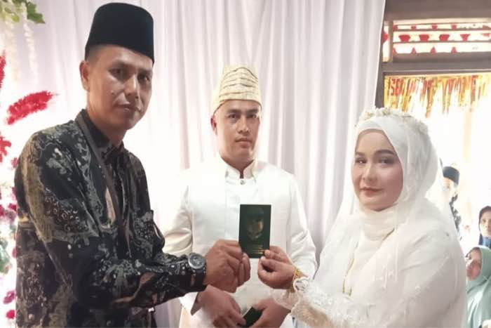 Sungai Deras dan Jalan Licin Tak Halangi Penghulu di Pasaman Pimpin Pernikahan