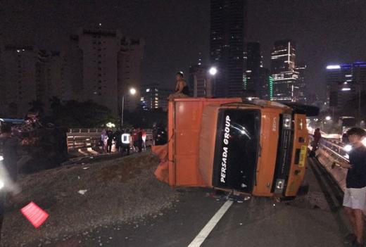 Tabrakan Beruntun di Tol Semanggi, Satu Truk Pengangkut Batu Terguling