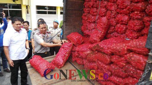 Polisi Sita 16,4 Ton Bawang Merah Ilegal Asal Luar Negeri, Kapolda Riau: Jangan Macam-macam Ini Penyelundup!